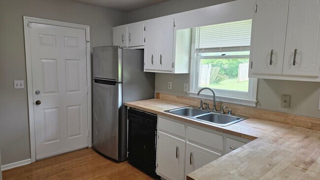 Building Photo - Charming Home Right off Winchester Rd