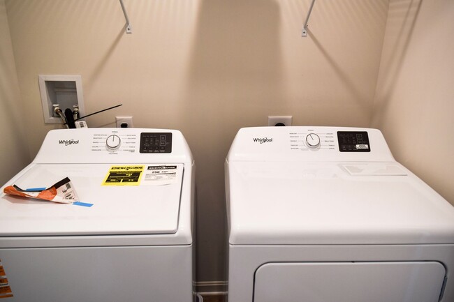 Building Photo - Stunning Brand New End Townhome