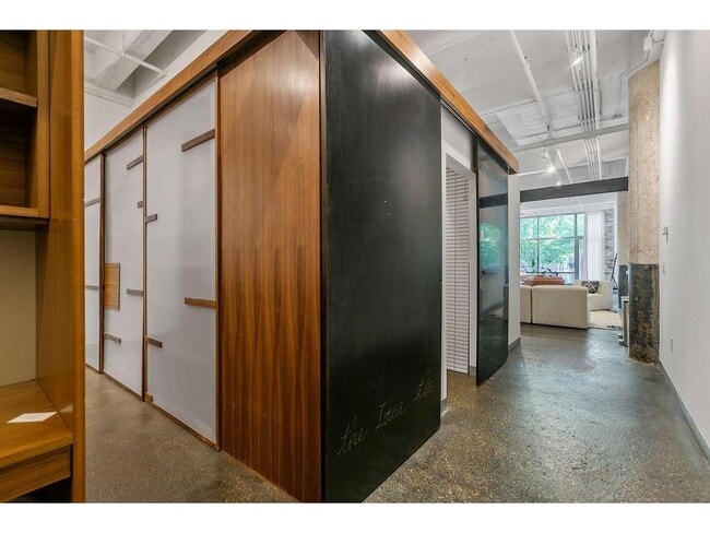 Building Photo - 700 N Washington Ave