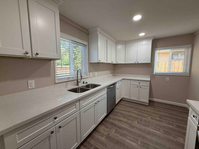 Building Photo - 3 Bed Home
