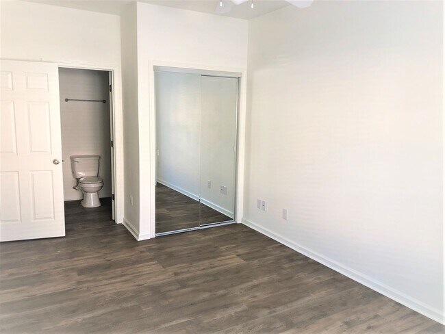 Building Photo - 2/2 Dolphin Villas Condo, Gulf Shores!