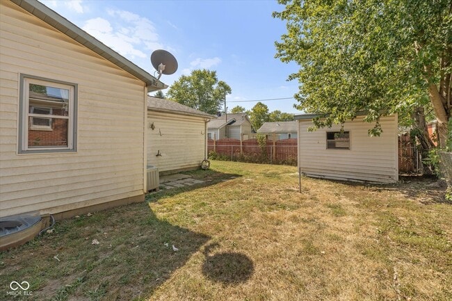 Building Photo - 900 Yandes St
