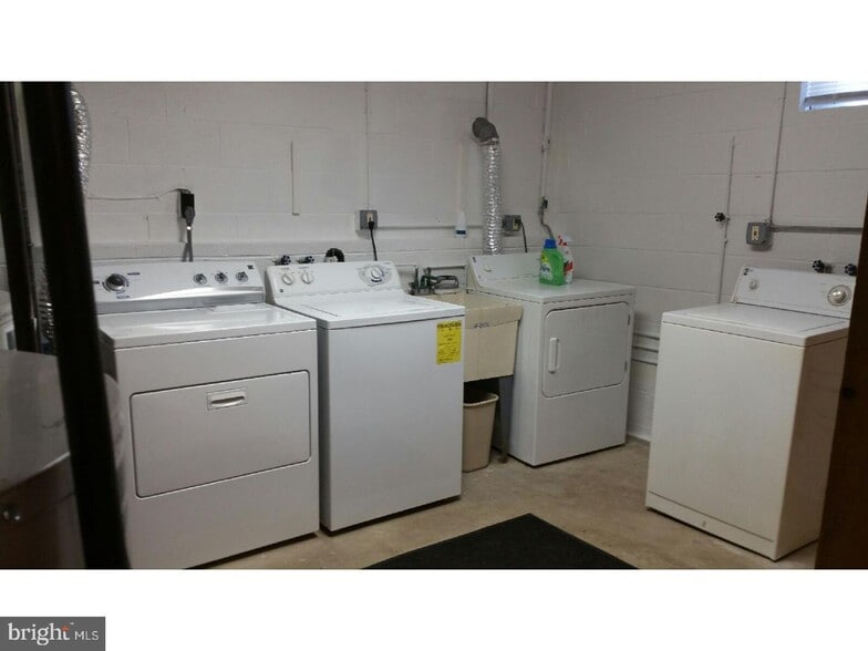 Building Photo - 657 Childs Ave