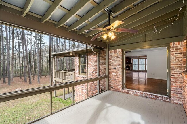 Building Photo - 2468 Ridgeway Dr