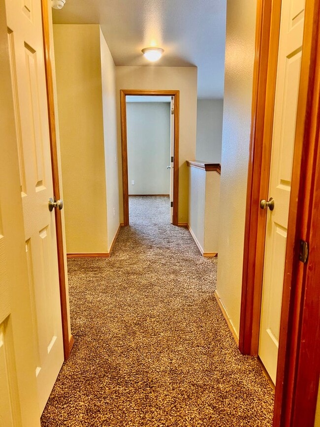 Building Photo - Enormous 4 Bed 2.5Bath + Bonus Room Great Lacey Neighborhood
