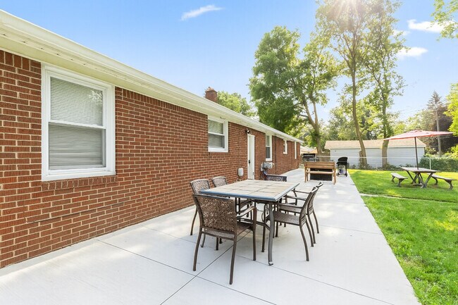 Building Photo - 8254 Mary Ann Ave