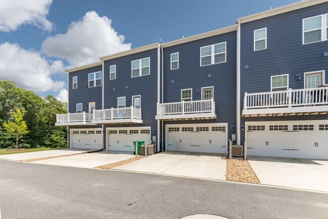 Building Photo - Luxurious three-story townhome with owner's suite and high-end finishes