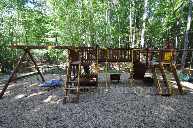 Building Photo - 240 Beechtree Dr