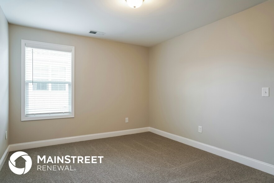 Building Photo - 418 Royal Oak Ln