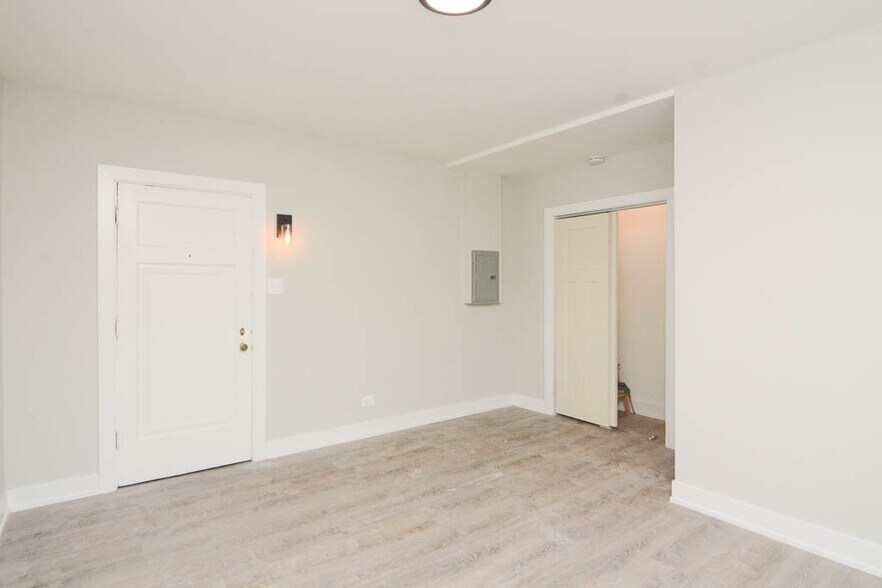Building Photo - 4549 N Damen Ave