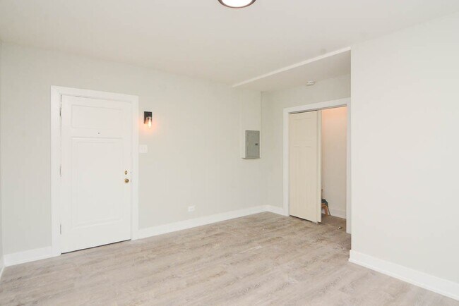 Building Photo - 4349 N Damen Ave