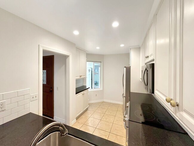 Building Photo - Amazing 2BR/2BA in the heart of UTC! Parki...