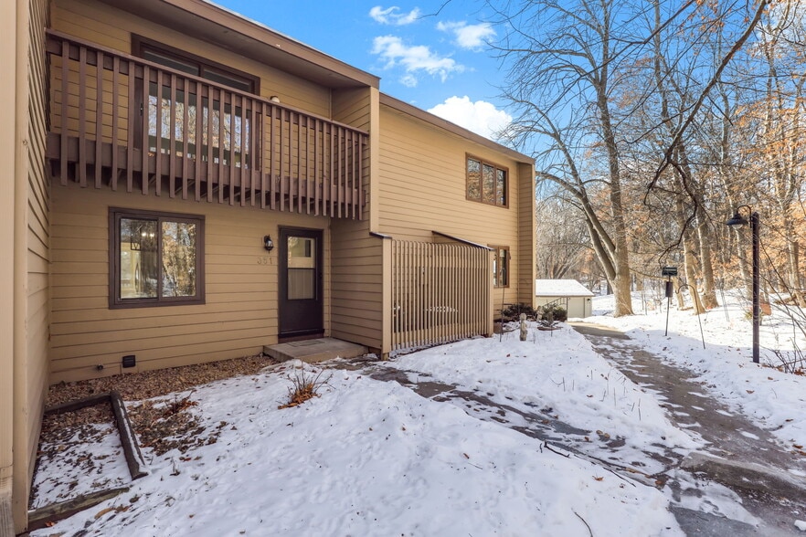 Building Photo - 351 W Eagle Lake Dr