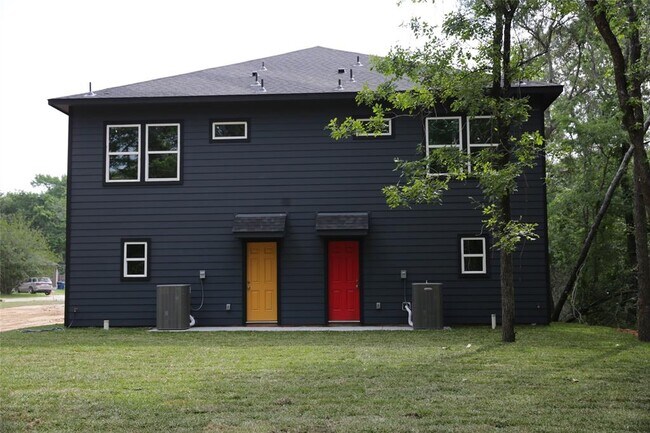 Building Photo - 112 Turner St