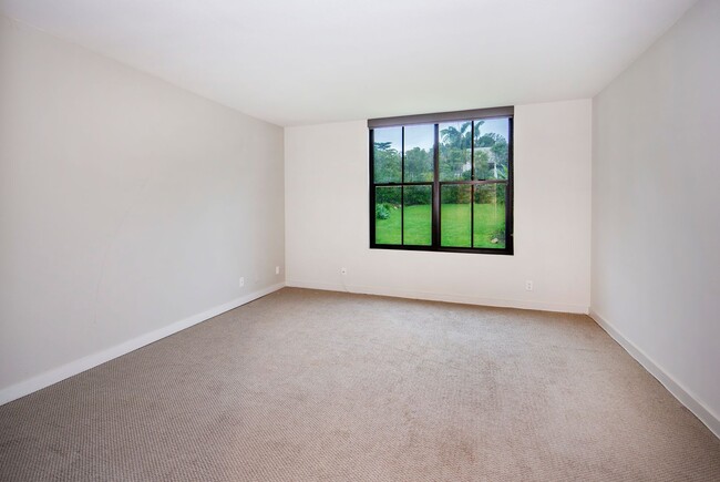 Building Photo - 2bed/2bath Condo in the Heart of Coast Village!