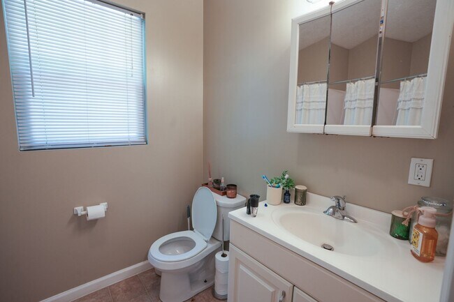 Building Photo - 633 Golfview Dr