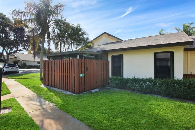 Building Photo - 7919 SE Villa Cir