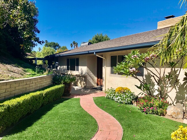 Building Photo - Beautiful Custom Home in Fallbrook, just m...
