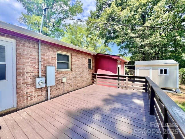 Building Photo - 323 Frank Dr