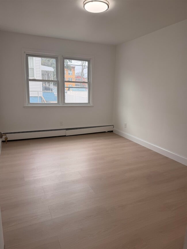 Building Photo - 24 E 18th St