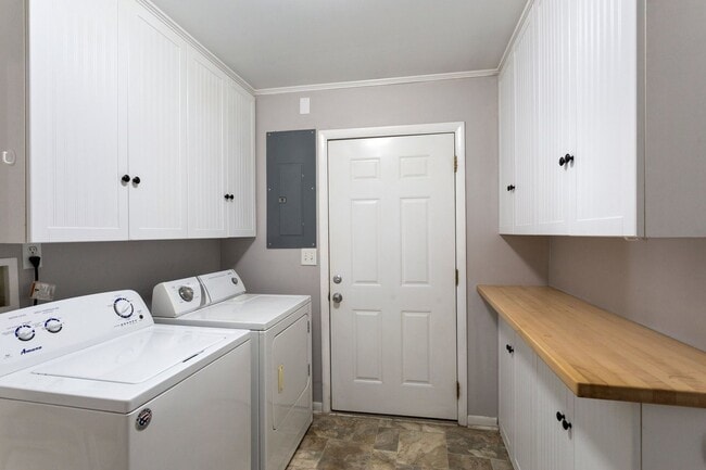 Building Photo - Charming Renovated 3-Bedroom Home in River...