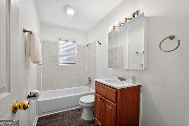 Building Photo - 2516 Peachwood Cir NE