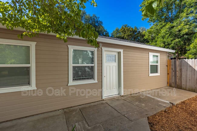 Building Photo - 1507 W 5th St