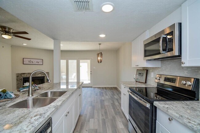 Building Photo - 978 Memorial Village Dr