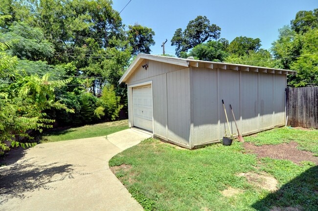Building Photo - 2 Bedroom Bungalow - COMING SOON.