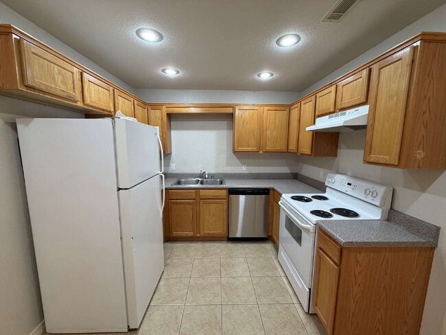 Building Photo - Modern, Low Maintenance Townhome in a Prime Fayetteville Location