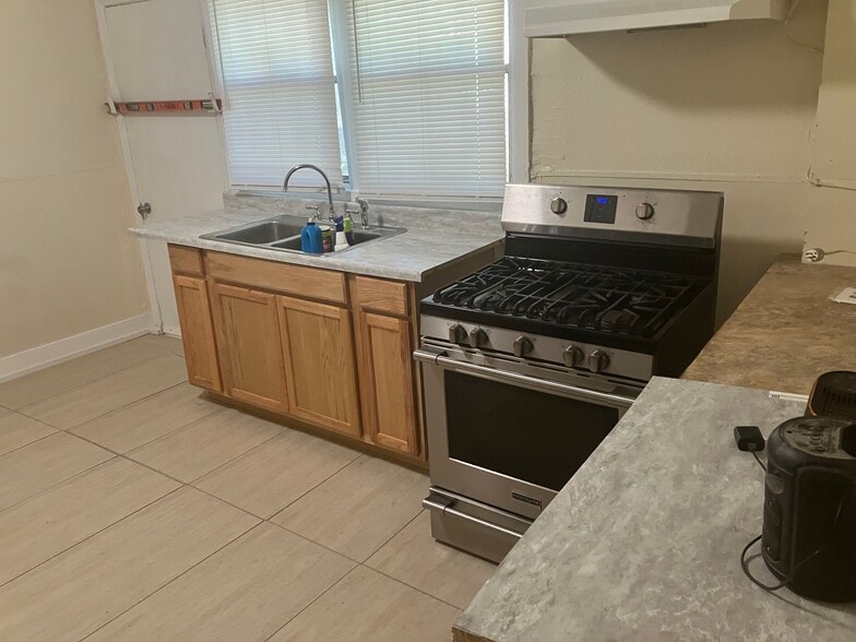 kitchen - 2363 N Robertson St