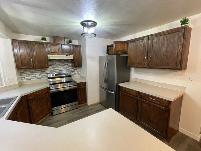 Building Photo - ***PENDING APPLICATION***Lovely 2 Bedroom Home with Den