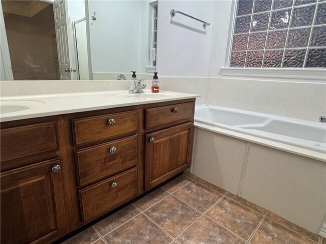 Building Photo - 285 Carrington Ave