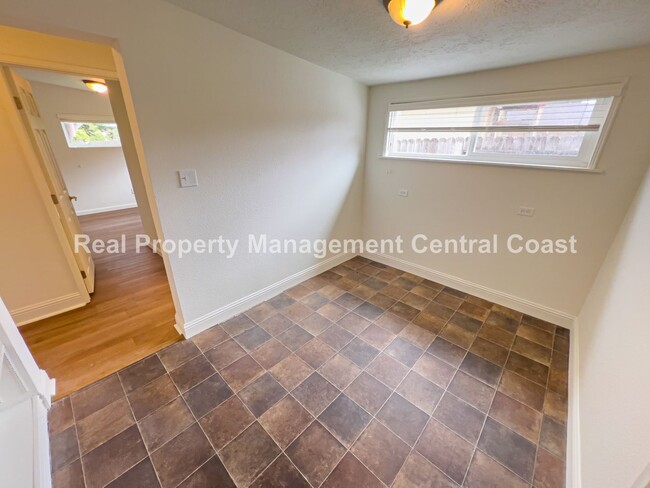 Building Photo - AVAILABLE FEBRUARY - Recently Remodeled Lo...