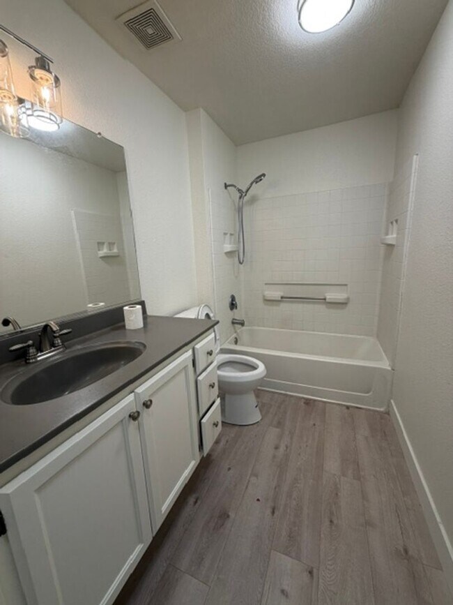 Building Photo - Very Nice 2 Bedroom and 2 Bathroom Apartment $2,425 + $125.00 WSG