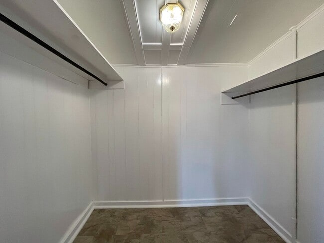 Building Photo - Huge Vintage Home in South Hill