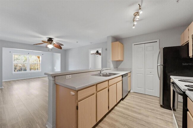 Building Photo - 5479 Vineland Rd