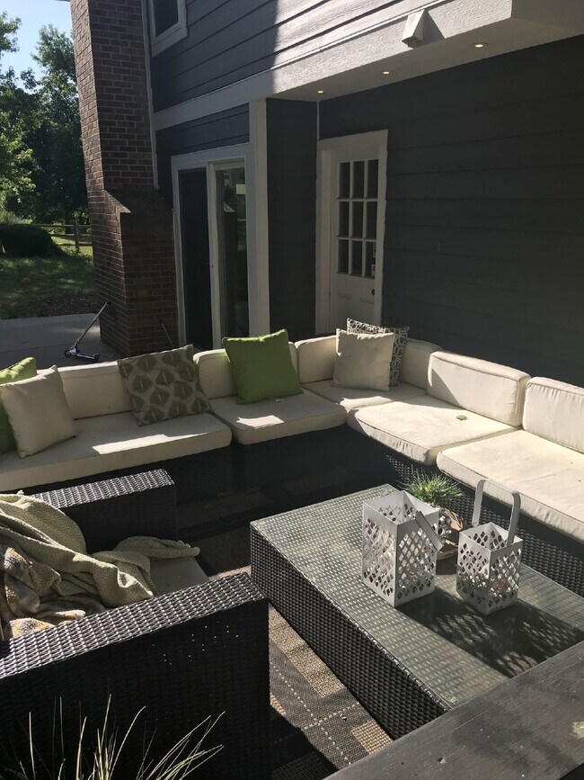 Building Photo - HUGE & ADORABLE 5BR/3.5BA in heart of Willow Creek 2! Available 7/15/26