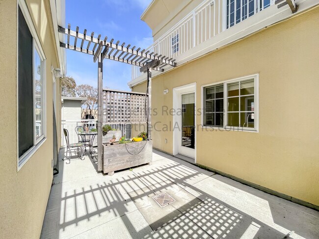 Building Photo - 909 Adams St