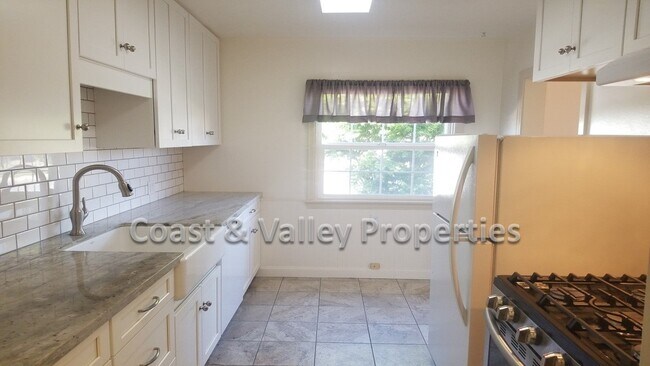 Building Photo - Wonderful South Salinas Home for RENT!!!