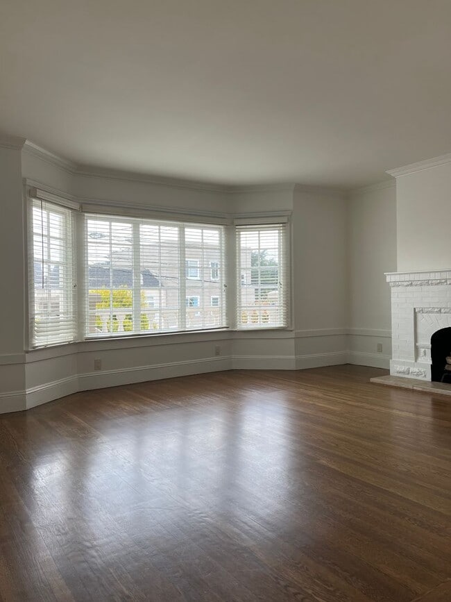 Building Photo - Charming Outer Sunset 2 BDRM WITH SUNROOM Home Just Steps from Ocean Beach!