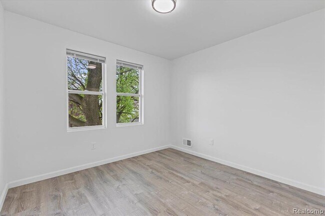 Building Photo - 3957 Lenox St