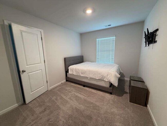 Building Photo - 7565 Knoll Hollow Rd