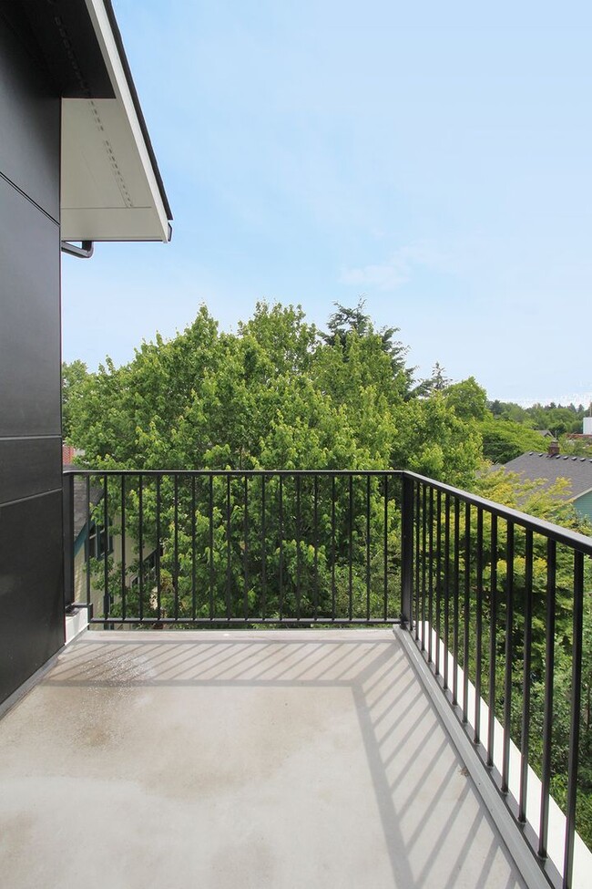 Building Photo - 2516 NE Flanders St