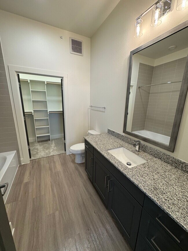 Building Photo - 2731 E Sherman Dr
