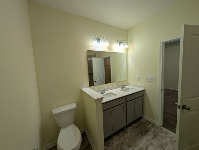 Building Photo - Spacious 4 bedroom, 2 bath Ranch Style Home located in Selwyn Landing !