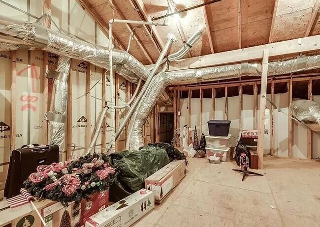 Building Photo - Upscale living in this fabulous Townhome!