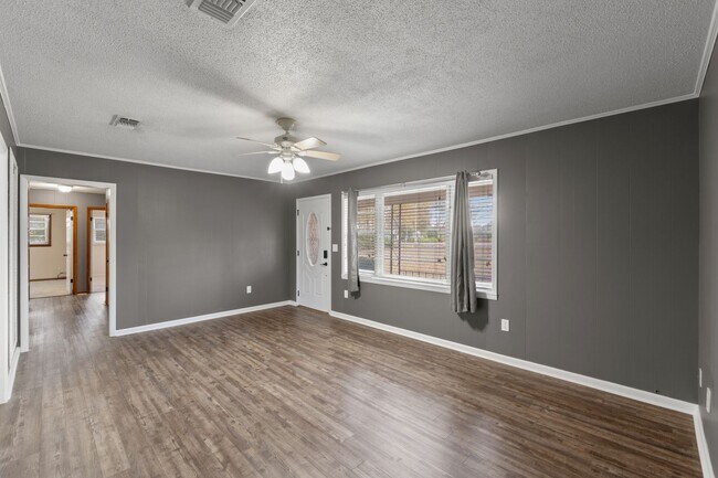 Building Photo - 3 bedrooms 2 bathroom