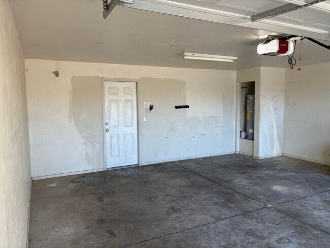 Building Photo - Beautifully Renovated 3 Bedroom Home -A/C-...