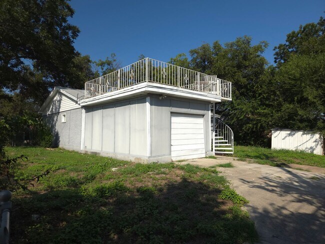 Building Photo - 4 bedroom 1.5 bathroom house!  HOUSING ACC...